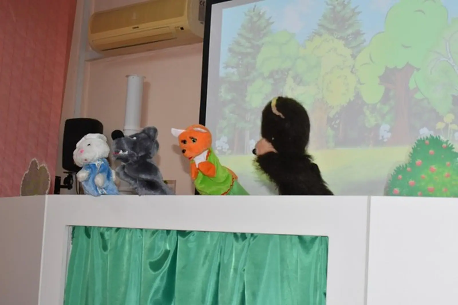 Кукольный спектакль «Как зайчик «доброе утро» научился говорить»