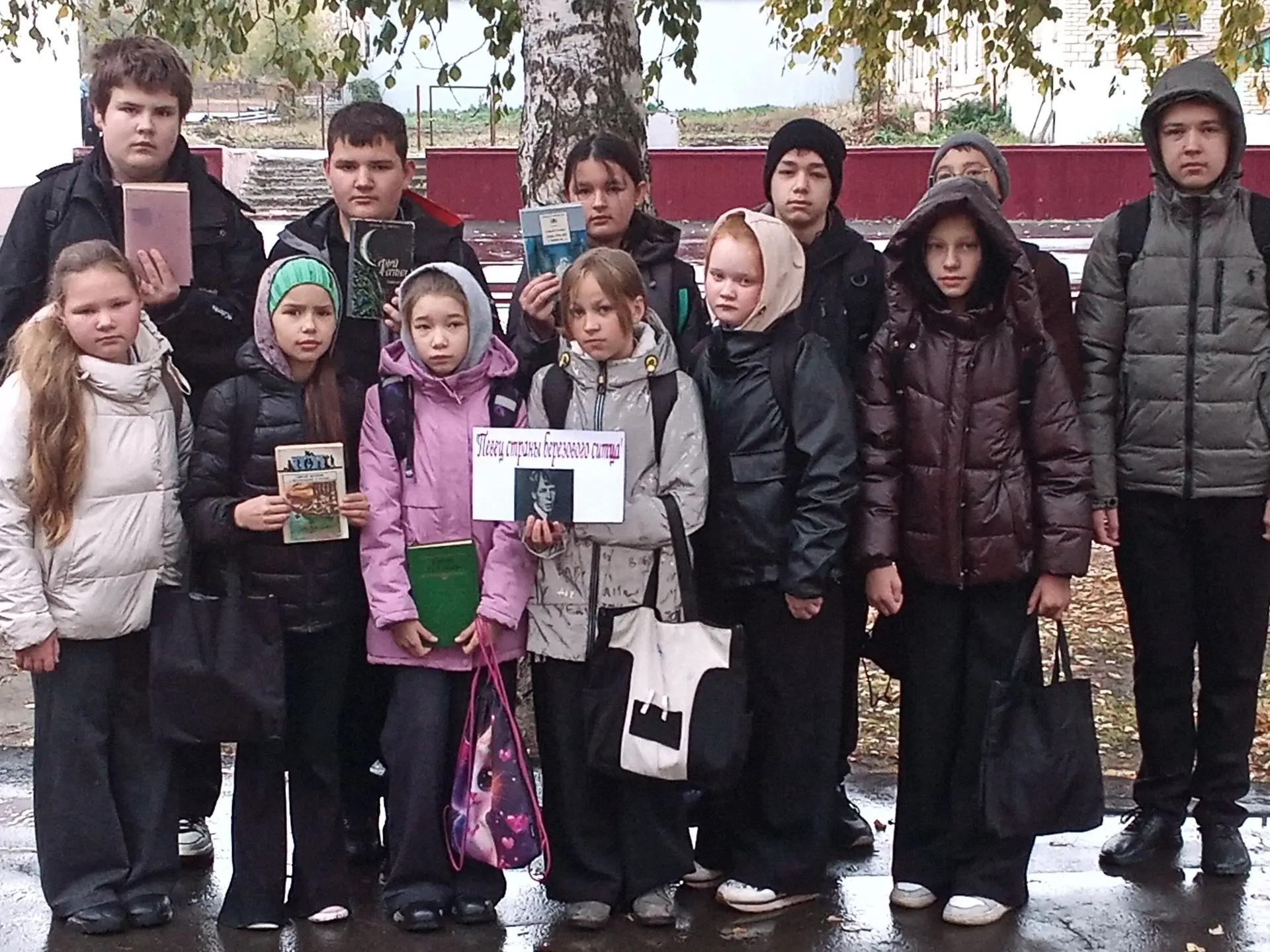 С учащимися МБОУ СОШ с. Неверкино библиотекарь Татьяна Микушова провела час поэзии "Сер...