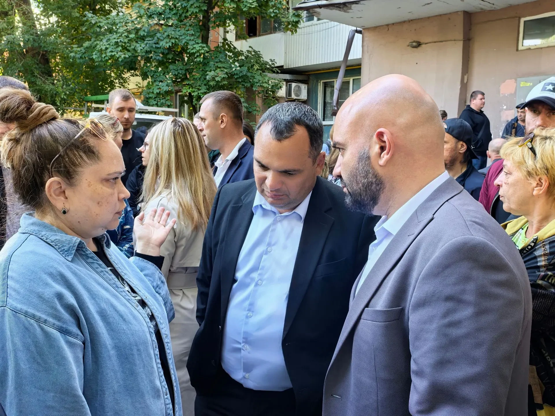 Глава Азова Иван Головнев провел встречу с жителями пострадавшего от воздушной атаки дома