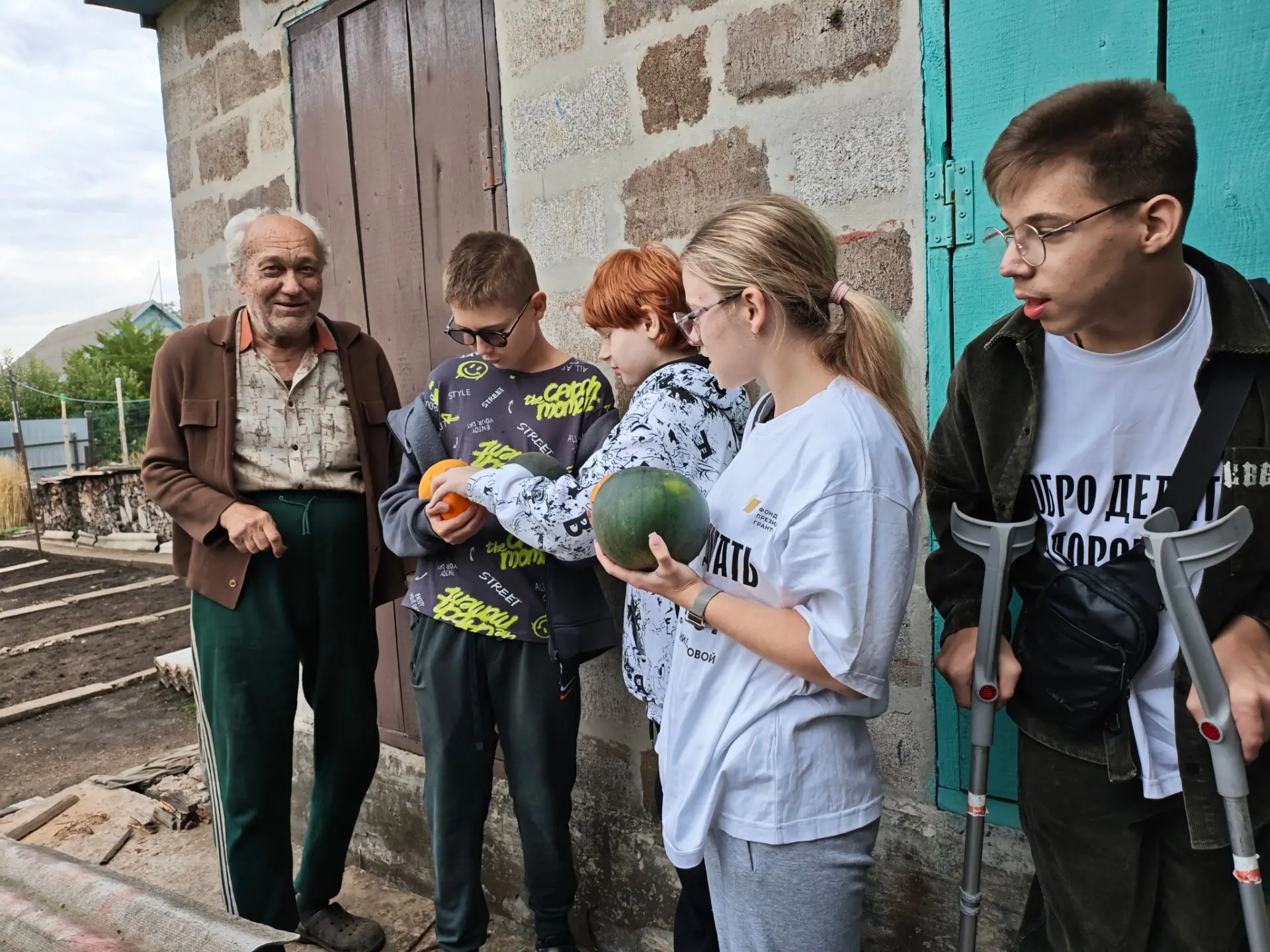 Проект #ДоброДелатьЗдорово приехал к 81-летнему одинокому Владимиру Владимировичу с гум...