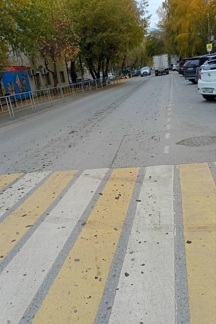 Стройка на Мельничной только началась, а грязи развели и по всей улице намазали.
