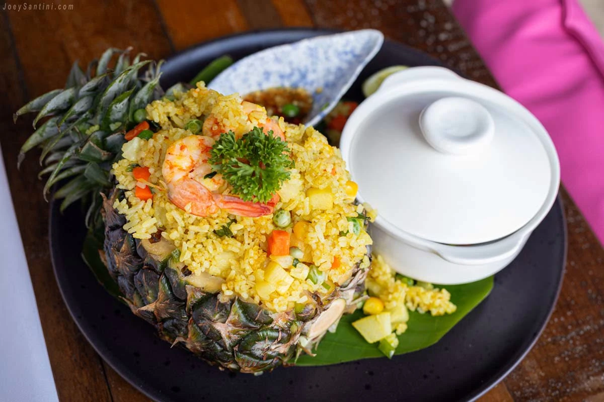 Khao Pad Sapparod (Жареный рис с ананасом). Жасминовый рис обжаривают в стиле стир-фрай...