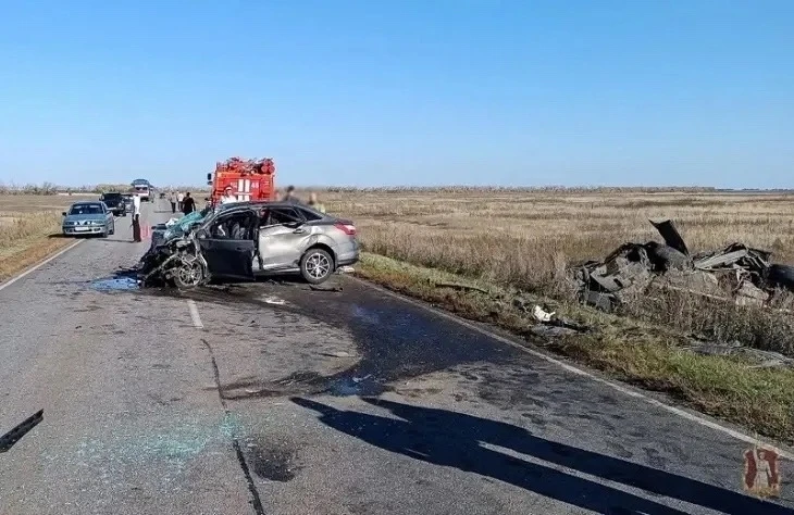 Месиво вместо машин: водители двух иномарок погибли на трассе в Волгоградской области
