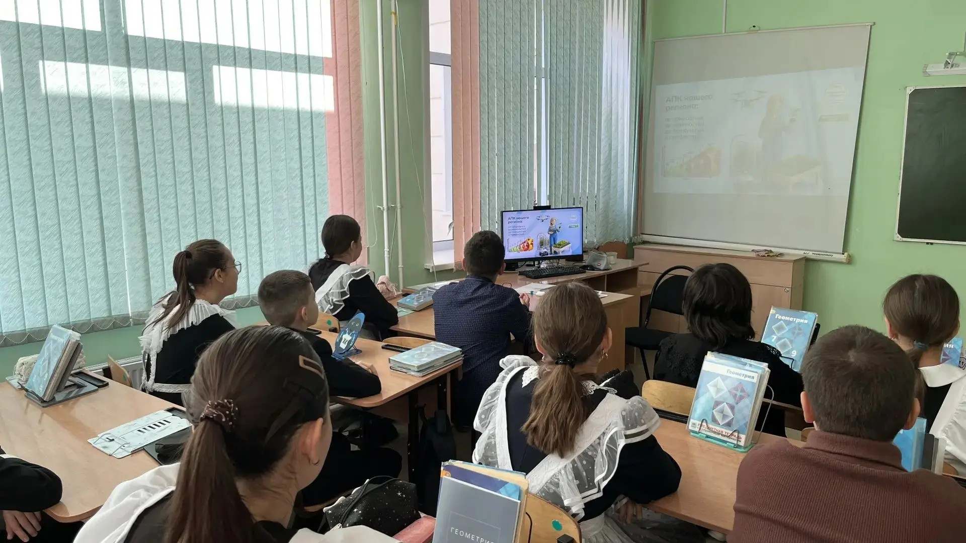 «Россия — мои горизонты»: семиклассники погрузились в мир современного агропрома Чувашии.