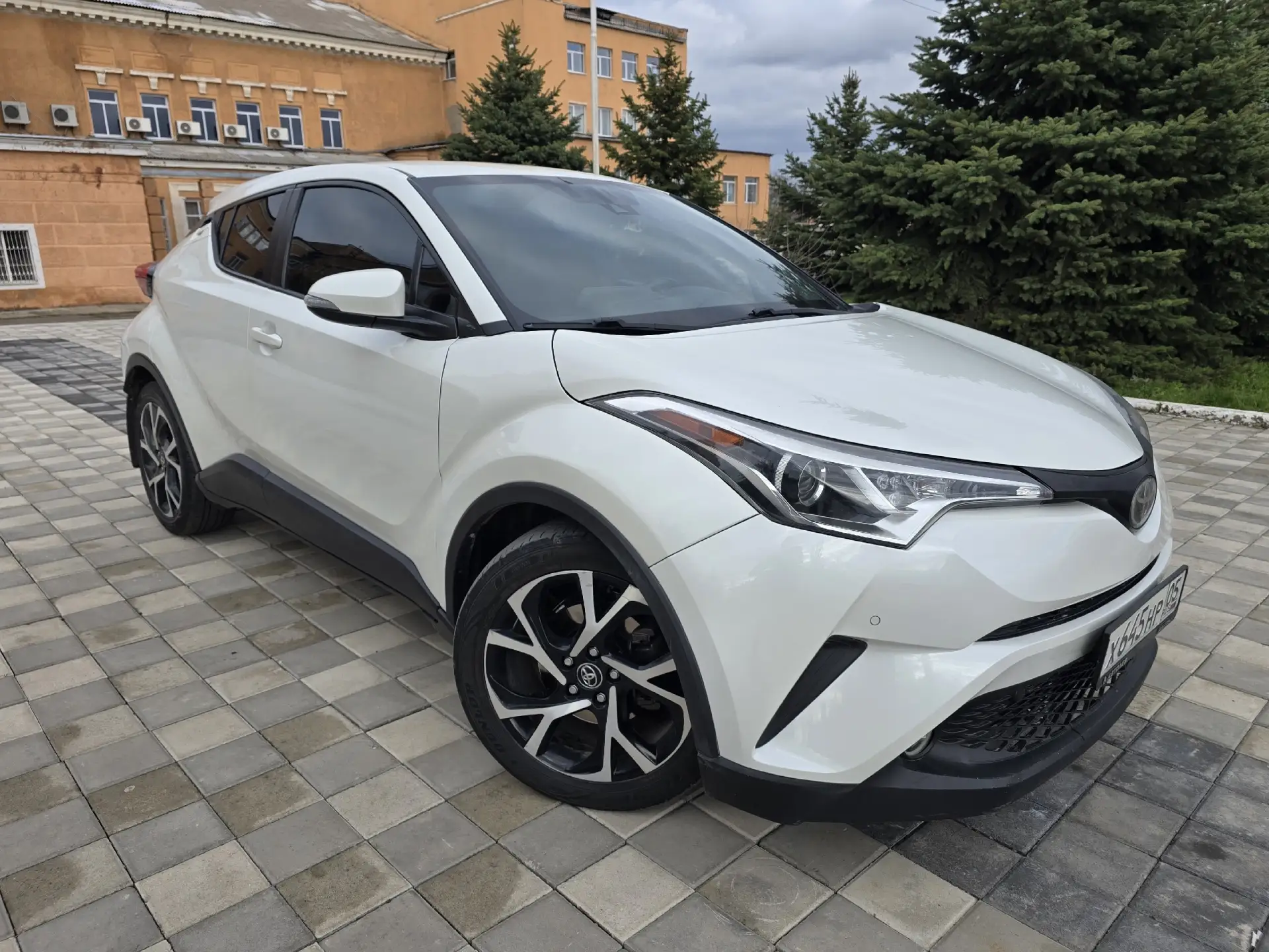 Продам Toyota C-HR 2.0 CVT, 2017 год.