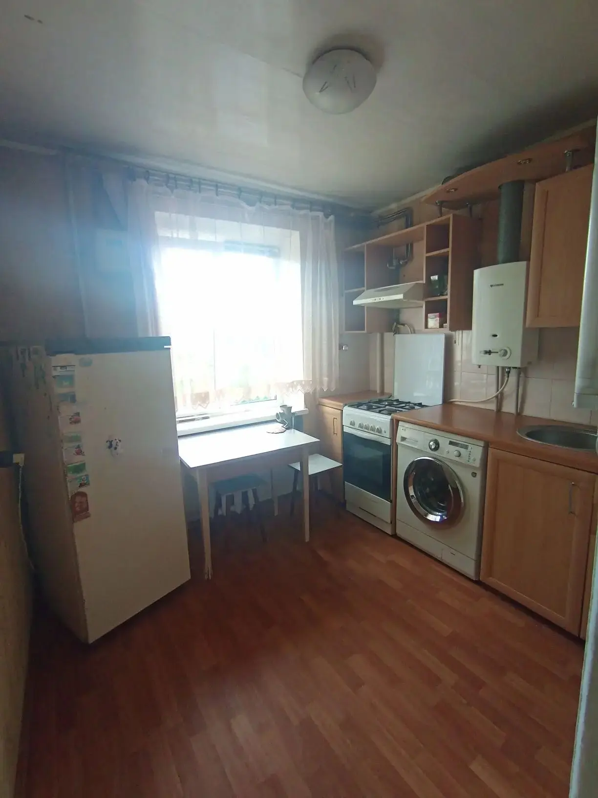 Продам 2х ком.кв-ру, пр.Победы 59, 5/5, р-он мелодии. Крыша шиферная не течет, окна пла...