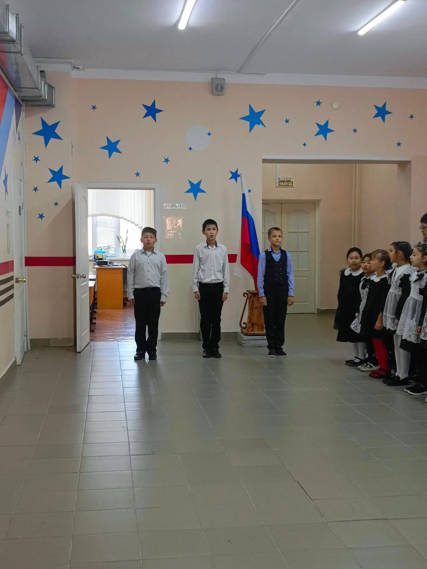 Новая учебная неделя в нашей школе традиционно началась с самого важного — торжественно...