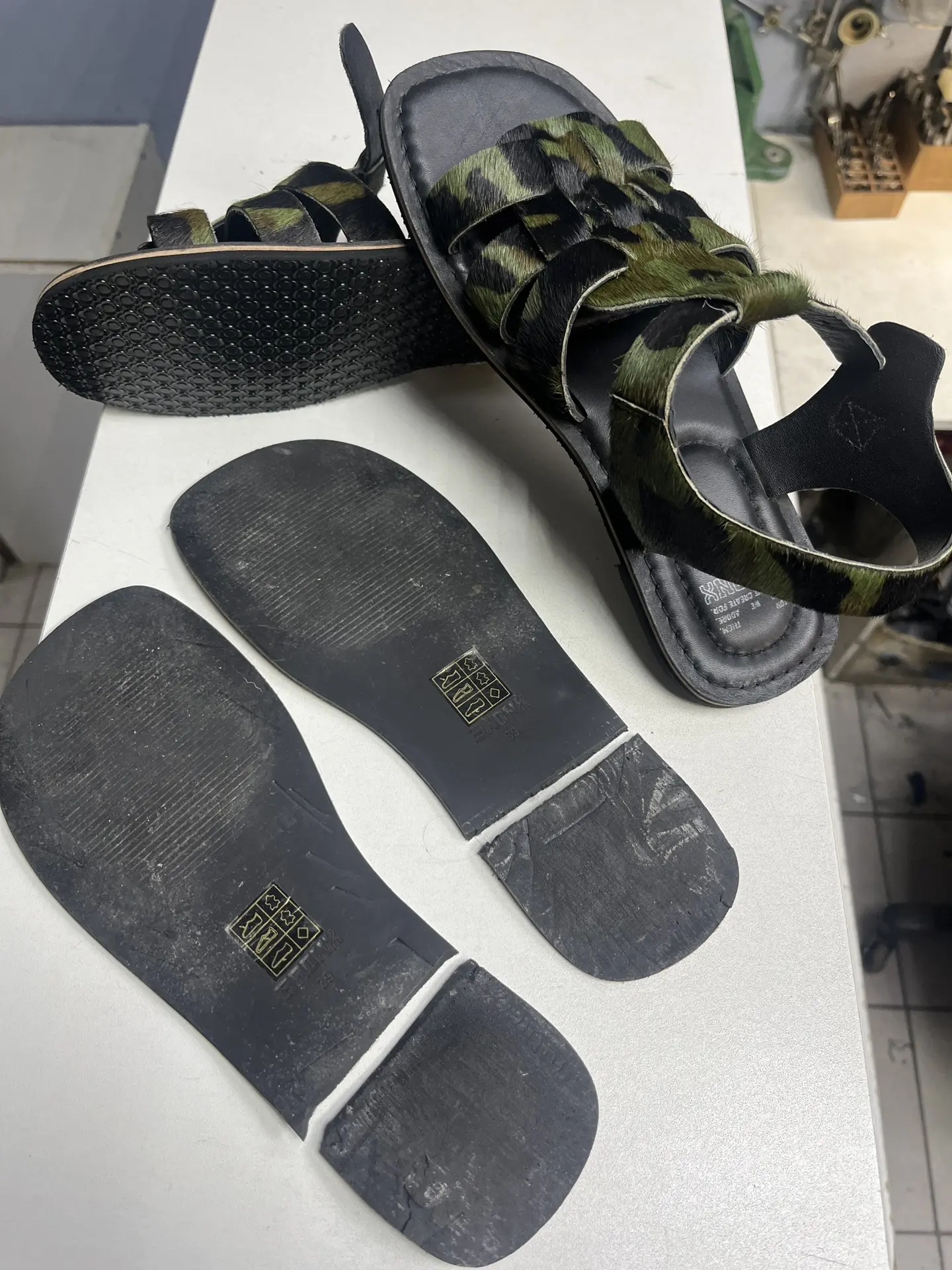 Замена подошвы на сандалях