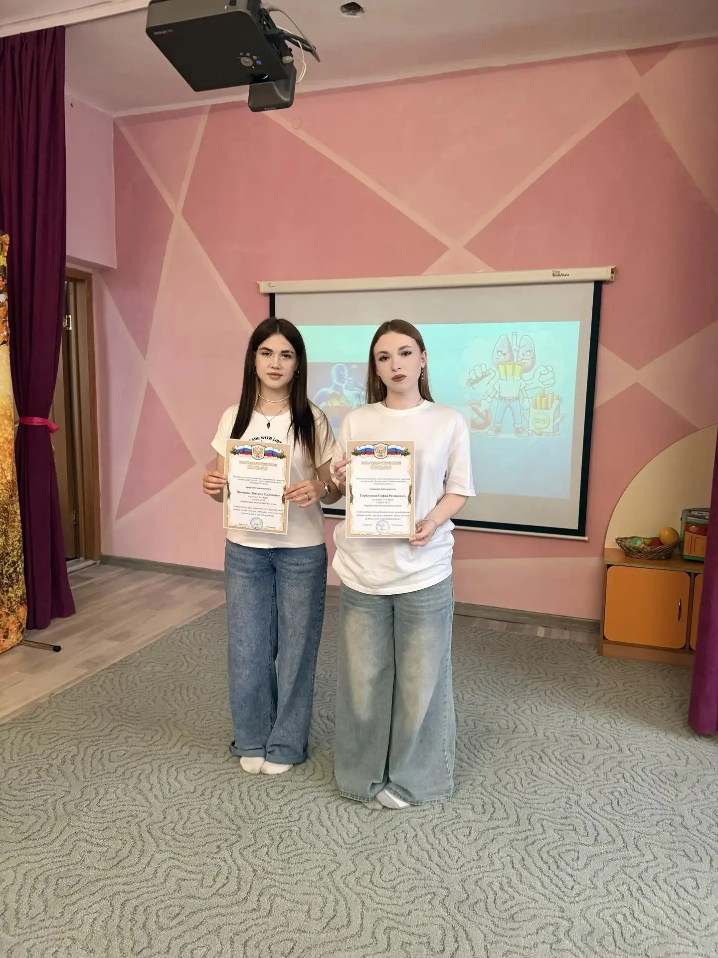 Наши студентки Татьяна Панченко и София Горбачёва заглянули в гости к детскому саду «Зо...