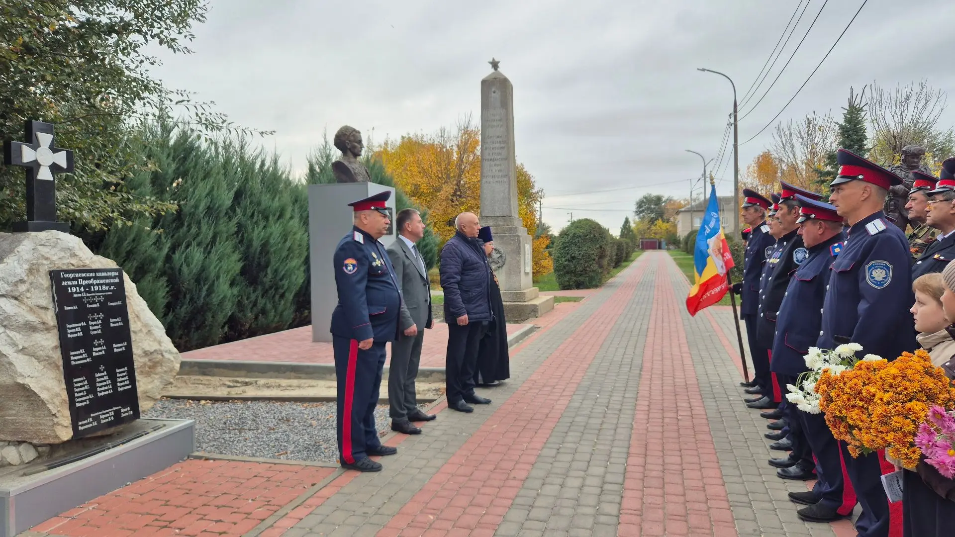 Сегодня в великий православный праздник Покрова Пресвятой Богородицы, казаки станичного...