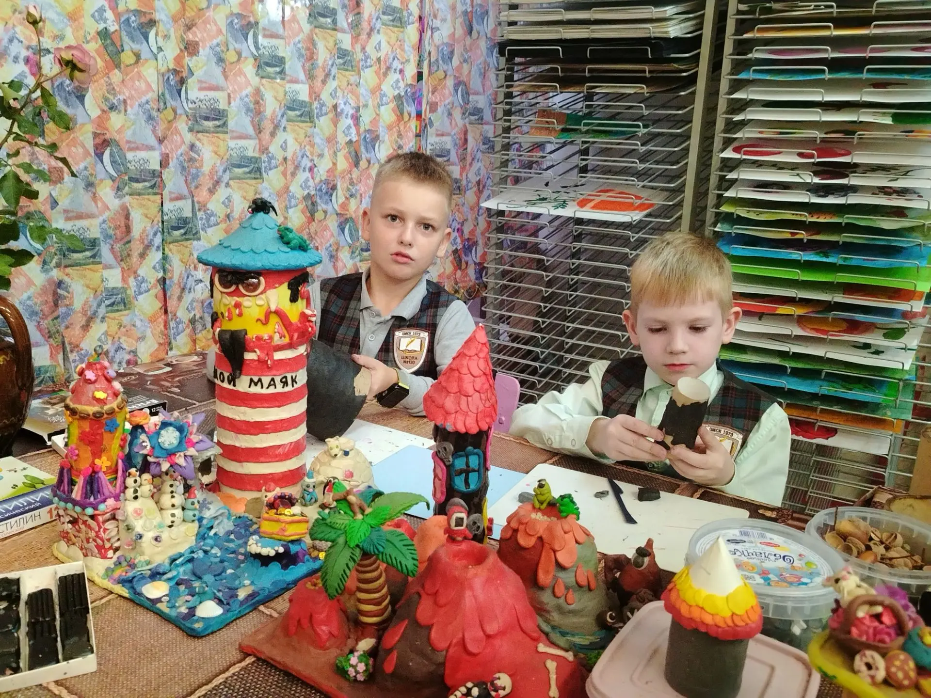 2,3,4 классы начали делать проекты городов из пластилина 🏘️🏠🏡🏤🏥
