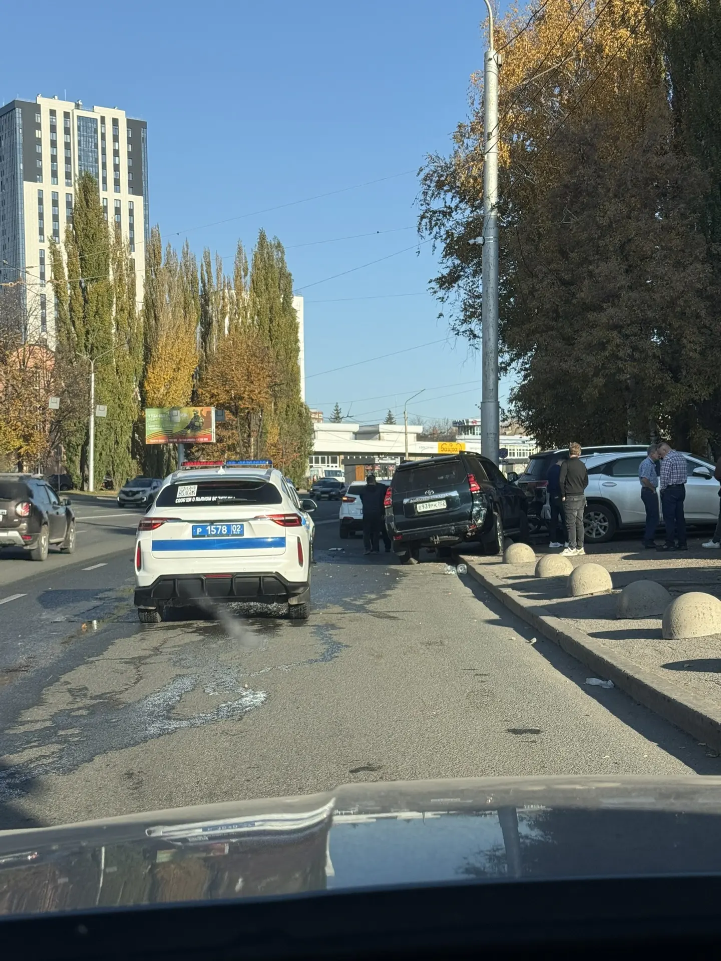 На подъеме перед южным автовокзалом крузак ВШАТАЛСЯ в столб и припаркованные машины