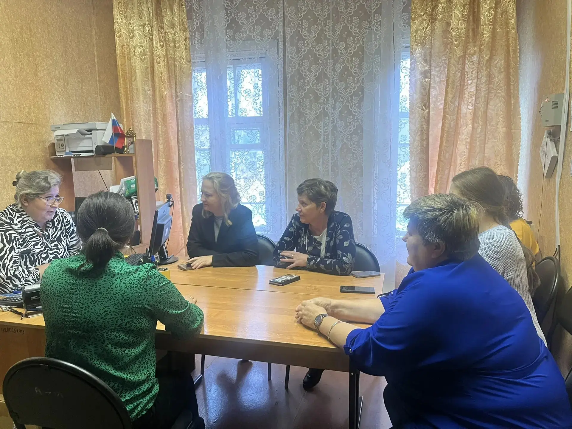 На заседании штаба воспитательной работы собрались педагоги, чтобы обсудить ключевые на...