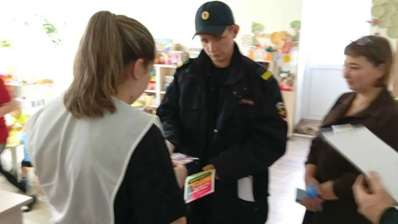 В детских садах Пластовского муниципального округа сотрудниками полиции регулярно прово...