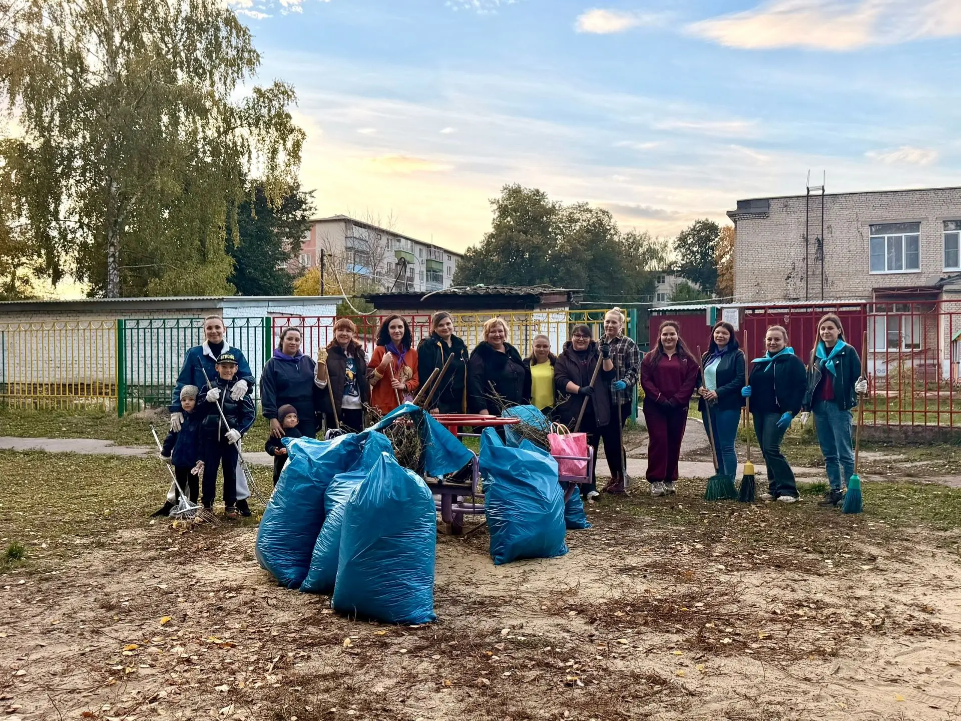 🍁🧒 Дошкольники Тамбова присоединились к осеннему субботнику