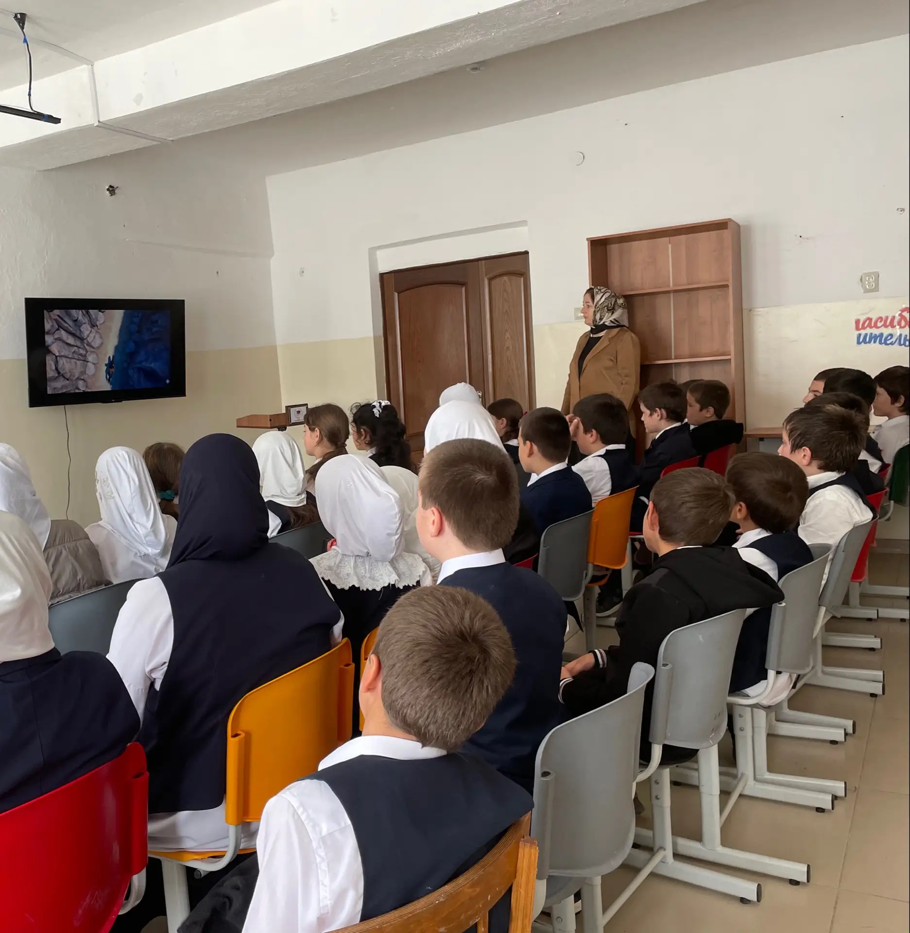В рамках работы по популяризации родных языков народов Дагестана педагог- библиотекарь ...