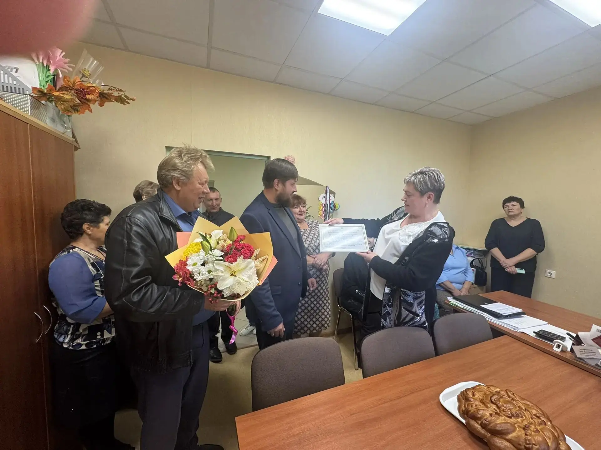 В преддверии Дня учителя в нашу школу  приехали депутат Совета депутатов Губкинского го...