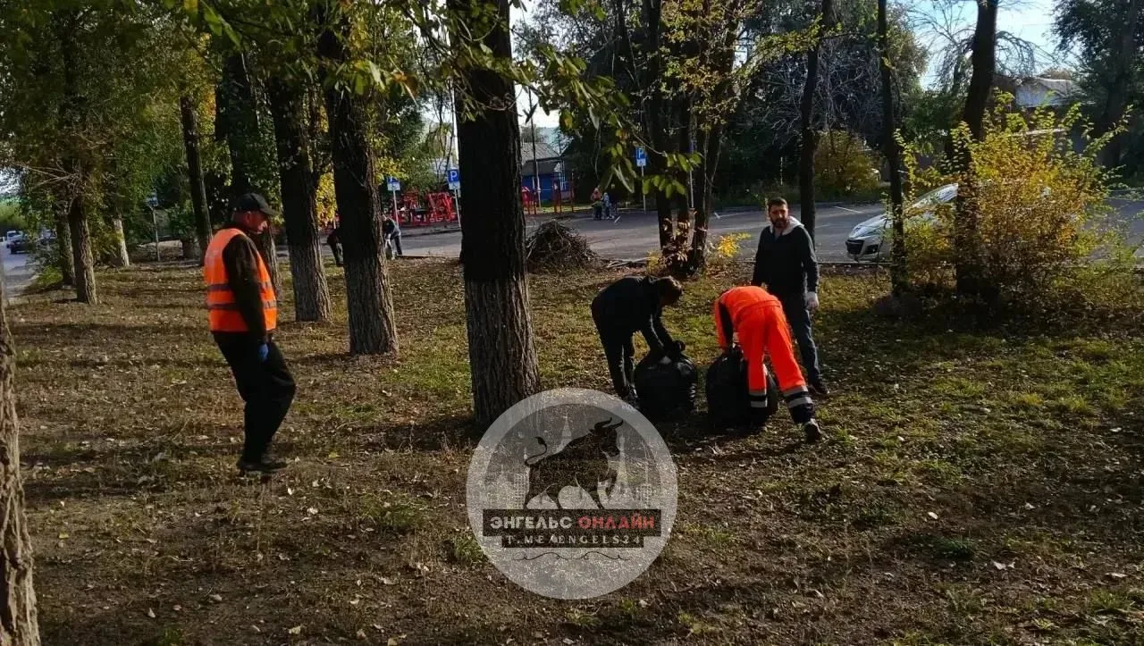 🍁 Мешки после субботников вывозят по всему городу