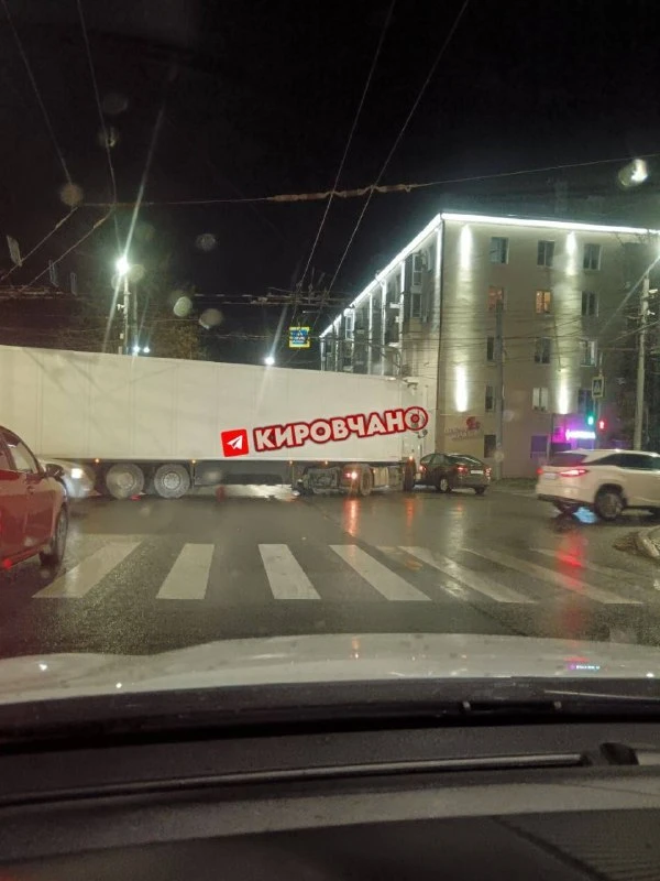ДТП на Октябрьском заблокировало проезд к Танку