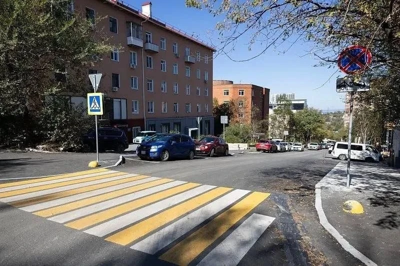 Участок улицы Алеутской с тротуарами и парковками обновили во Владивостоке