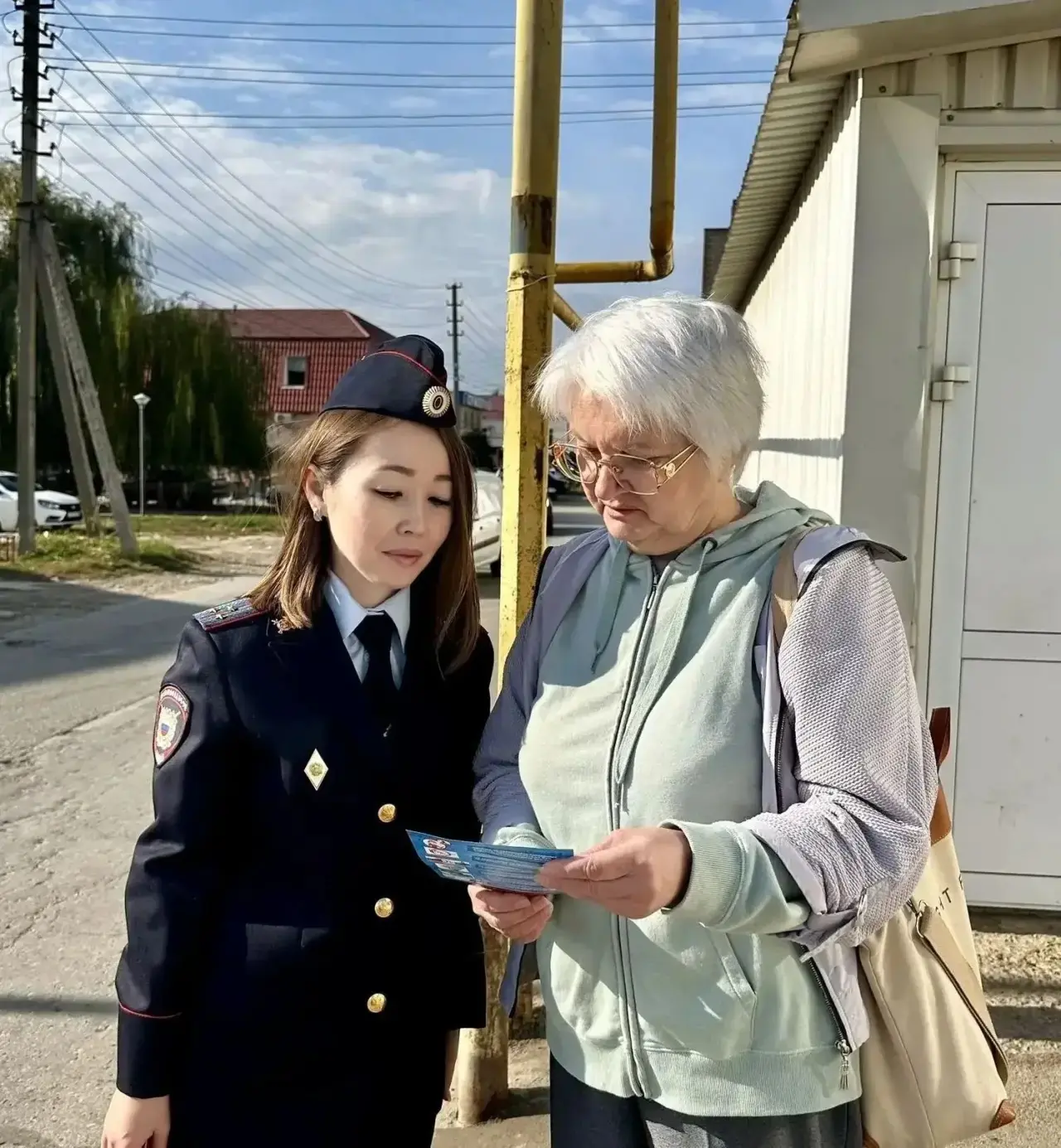 👮🏻‍♀️Полицейские напомнили жителям Красного Кута о правилах безопасности в сети Интернет