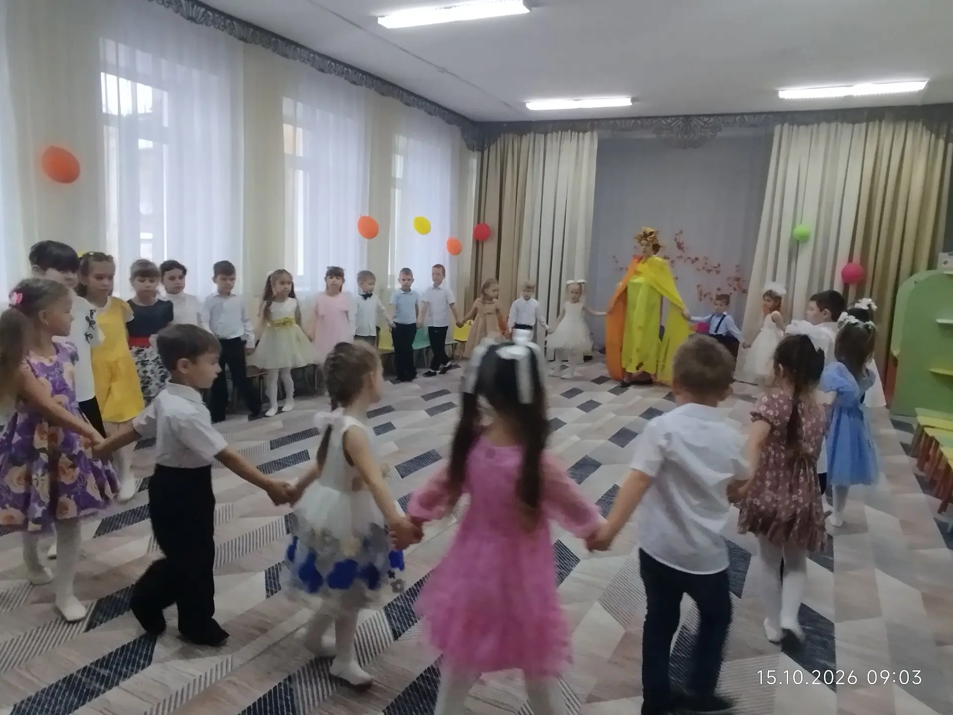 Традиционно, в нашем детском саду, проводится праздник осени.😉 В этот раз нас были «Ос...