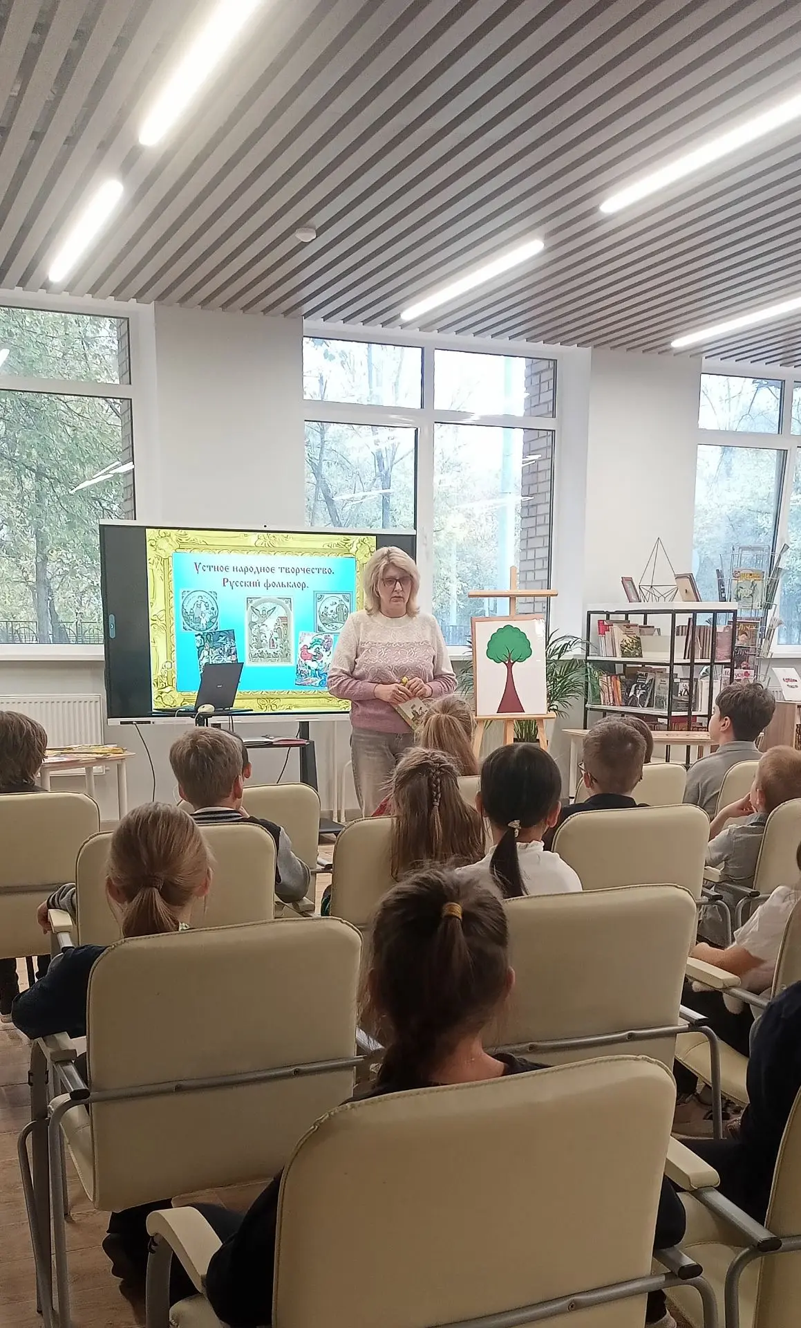 ✨  Учащиеся 2 «Е» класса стали гостями районной библиотеки, где для них был проведен по...