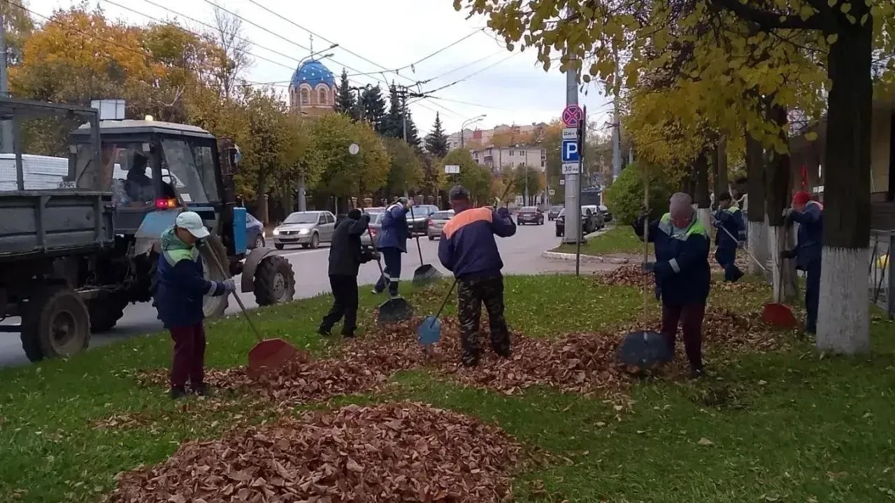 На первом осеннем субботнике в Йошкар-Оле собрали 26 КамАЗов с мусором и листвой