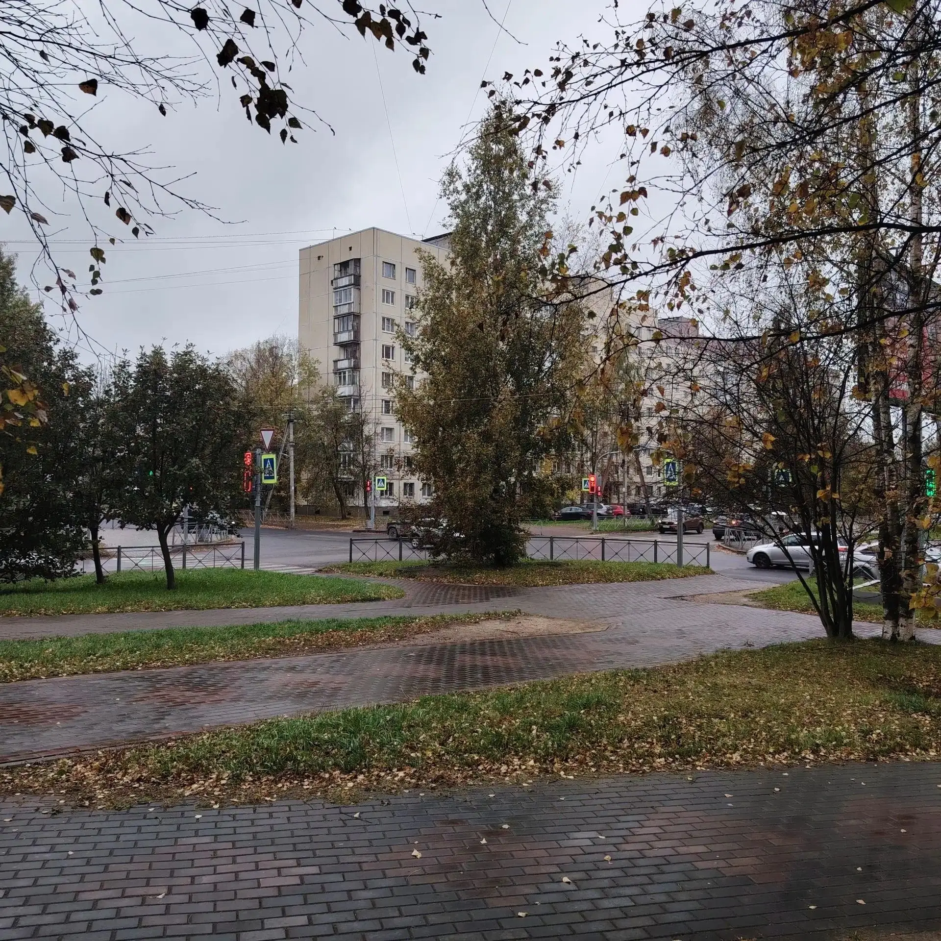 На Ленинградской 13 без умолку второй день лает и скулит собака. Собачку жалко. Может н...