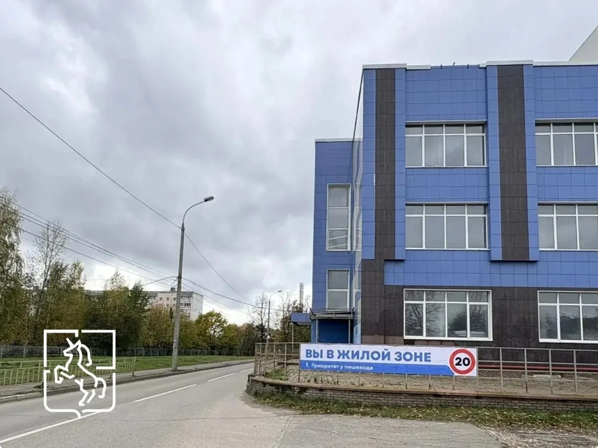 По городу разместили баннеры, напоминающие водителям о территориях с особыми правилами