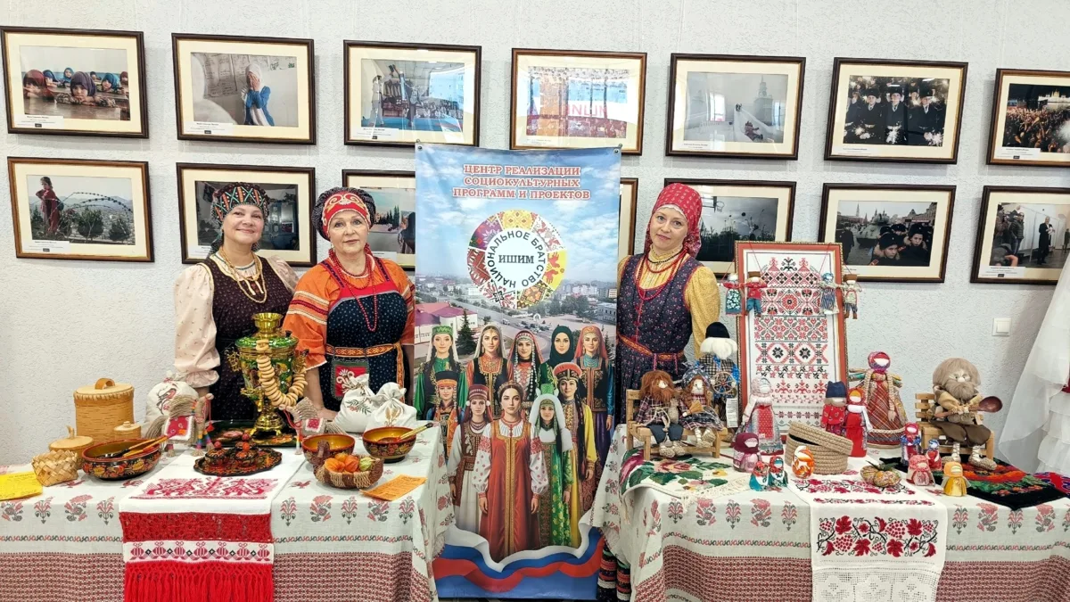 Гостей семейного форума в Ишиме встретили народными песнями