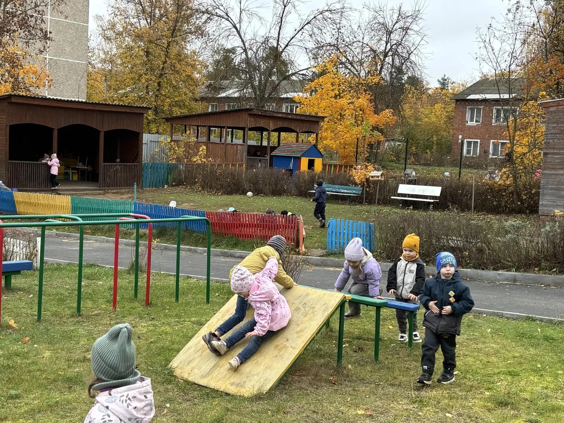 Свежий воздух + активность = здоровые дети! ☀️                                         ...