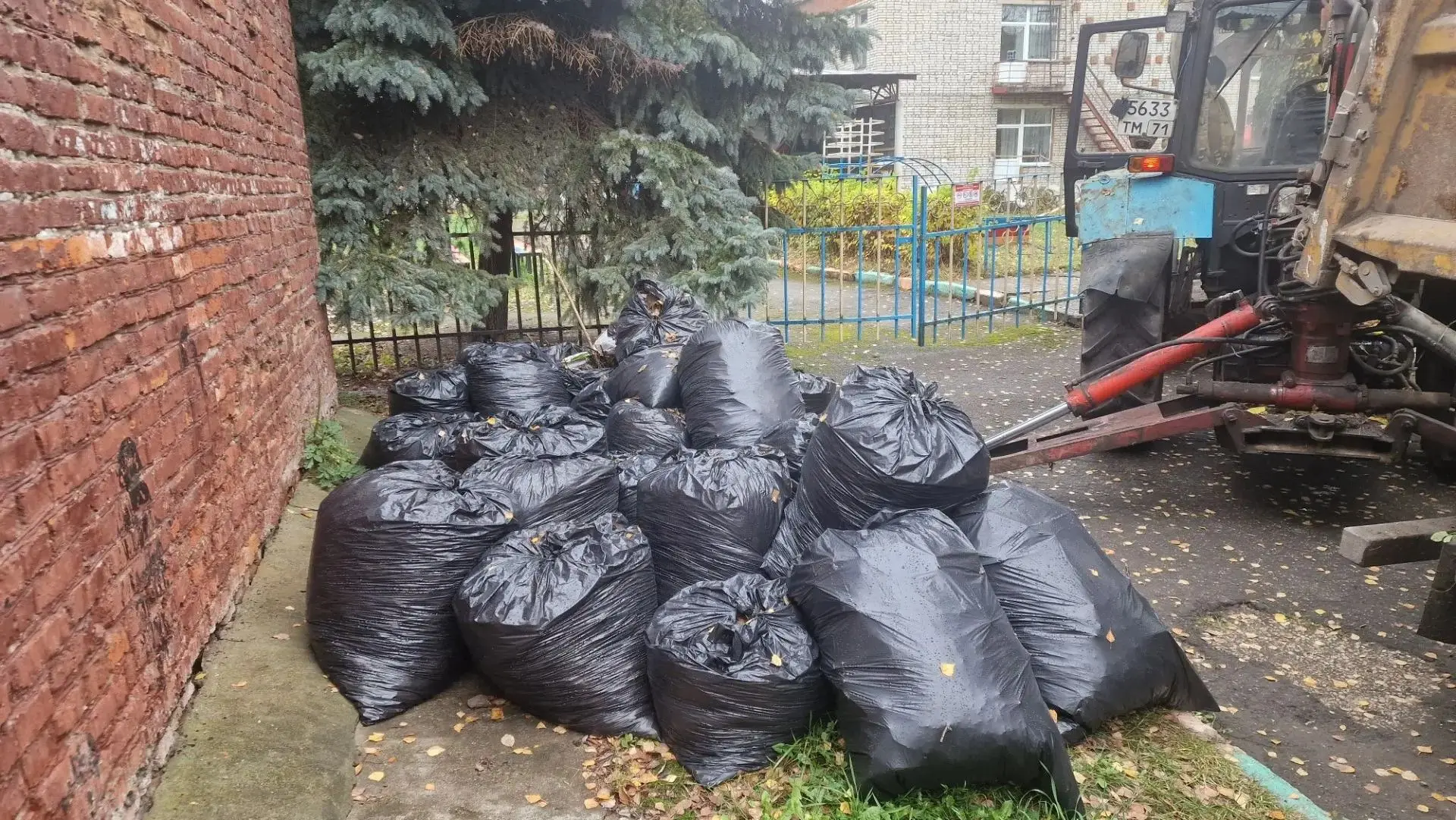 МКУ «Спецавтохозяйство г. Алексин» продолжает плановые сезонные работы по благоустройст...