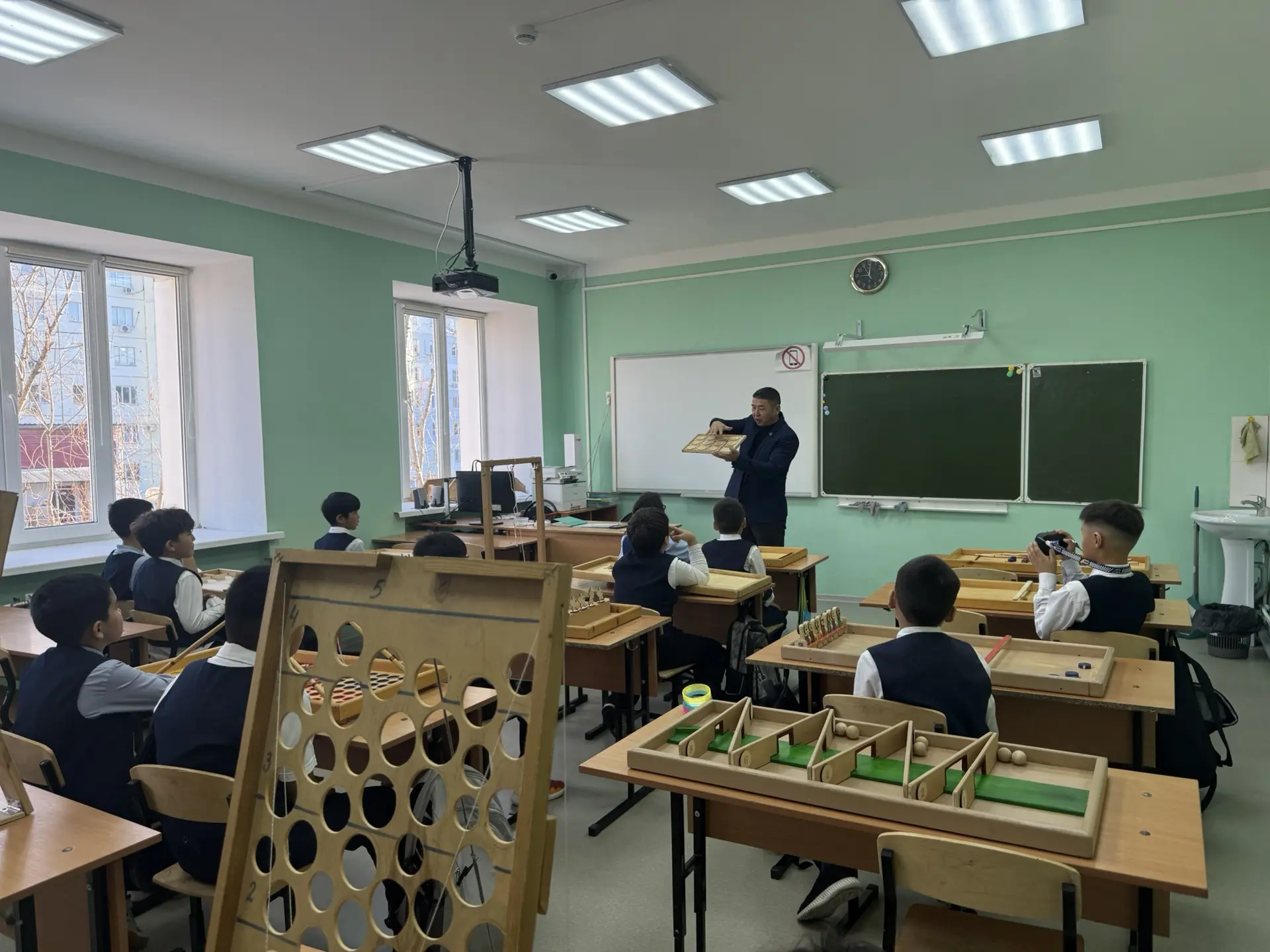 Бүгүн төрдүс кылаас үөрэнээччилэригэр олус сэргэх, идэни билиигэ туһаайыллыбыт  "КЫТЫН"...