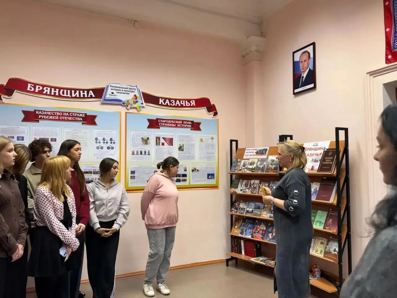 🎓 «За кулисами знаний»: экскурсия студентов БГУ по отделам Брянской областной научной ...