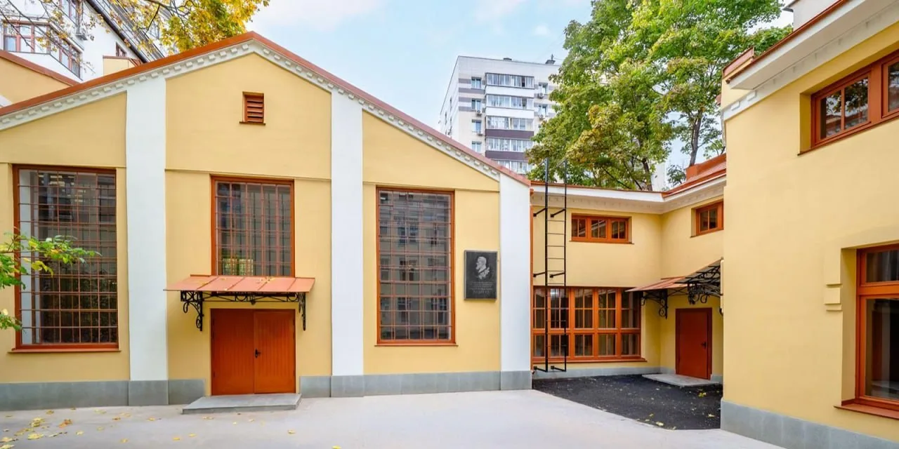 🏠 В Москве завершили реставрацию дома в Большом Афанасьевском переулке, где с 1900 по ...