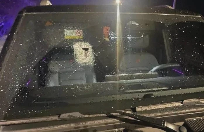 Металлический предмет пробил стекло автомобиля