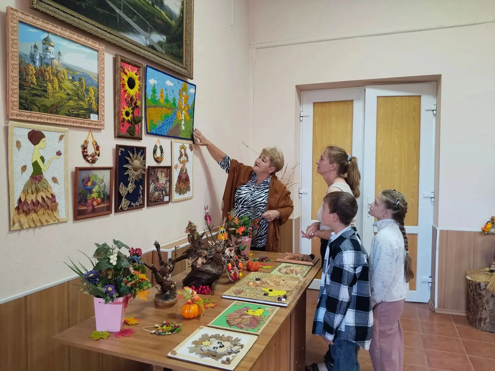 📅🍁 С 14 октября в Молодежном Доме культуры открыта выставка творческих работ "Осенняя...