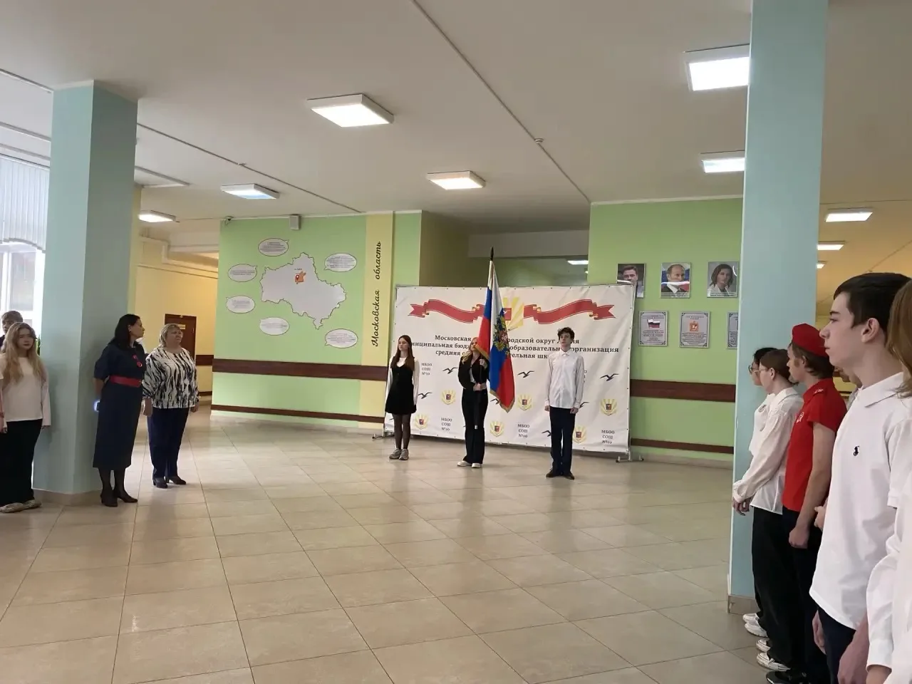 Сегодня после каникул наша школа вновь наполнилась звонкими голосами, улыбками и встреч...