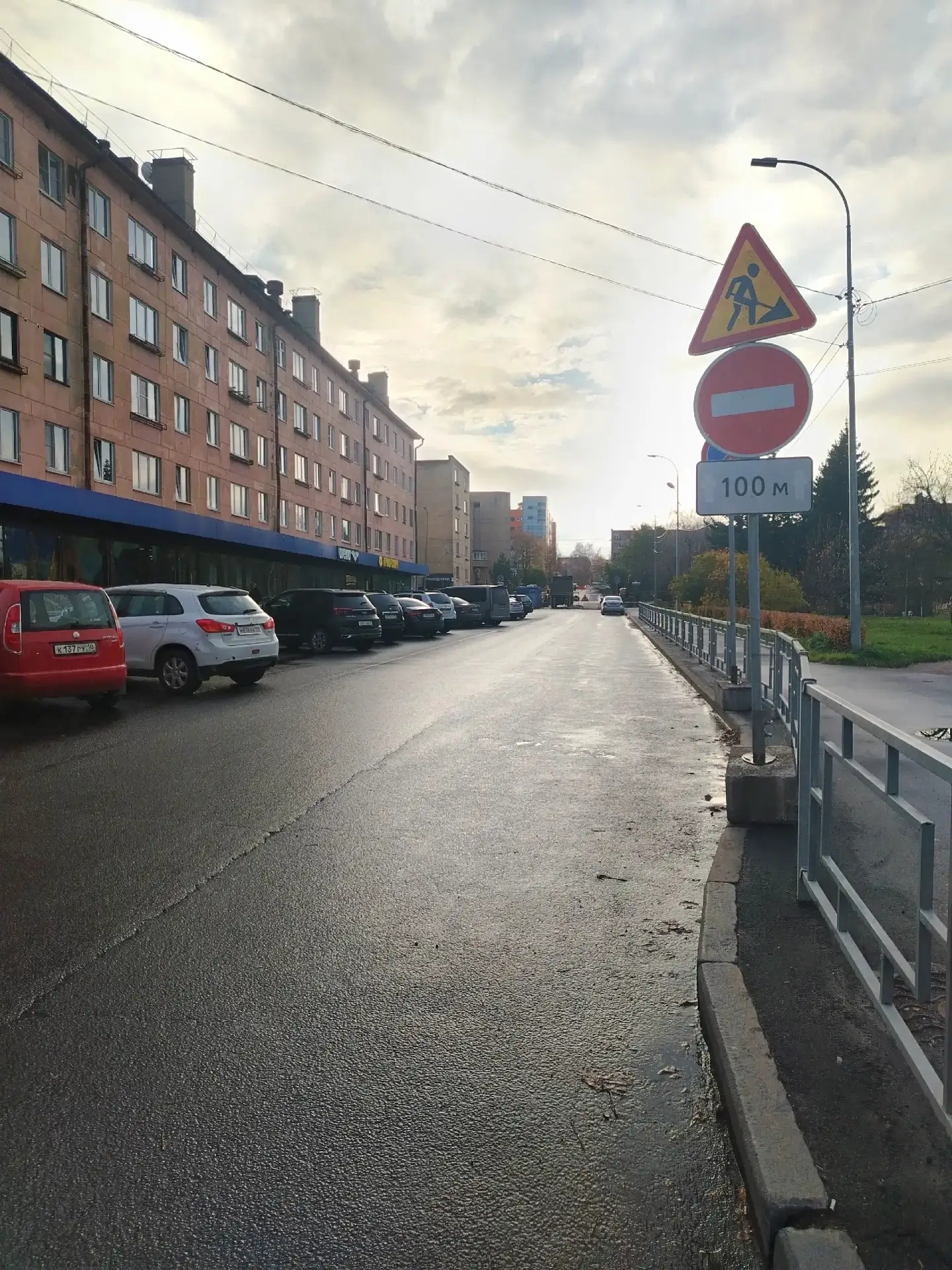 Очень "компетентные" люди выставили знаки в месте ремонта сетей на улице Красная ( от ц...