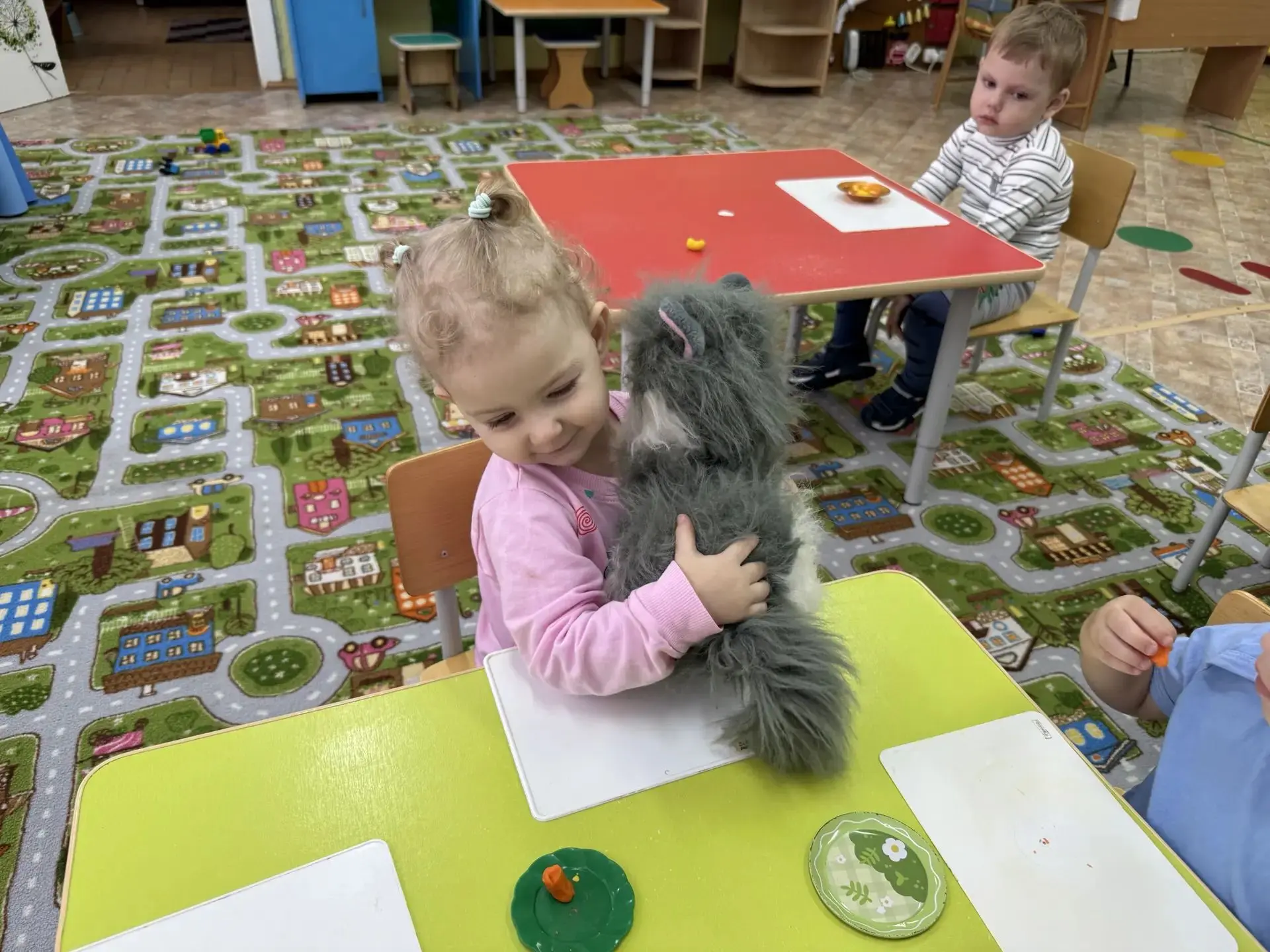 Необычный гость посетил сегодня малышей группы «Сказка»- кот Васька. 🐱