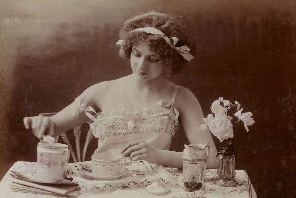 "Завтрак девушки" - серия эротических фотографий 1900-х годов.