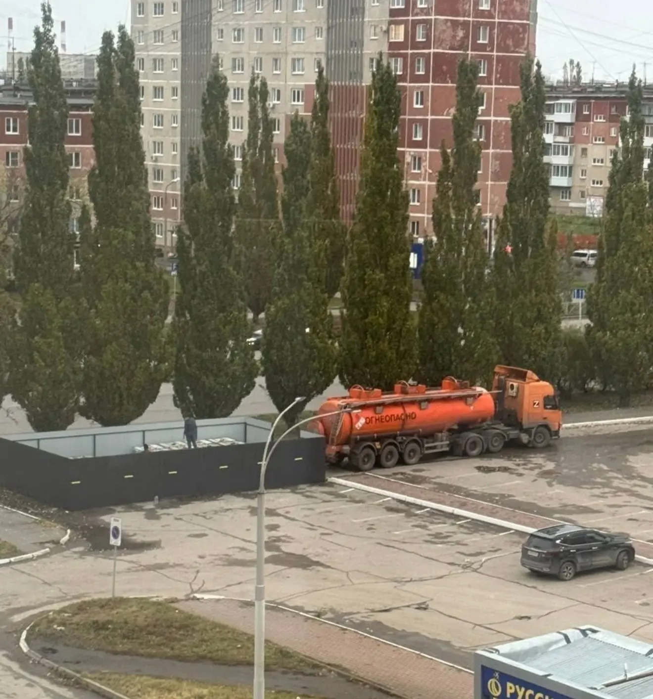 В Каменске-Уральском заметили тары с топливом на Суворова, сообщает подписчик с места с...