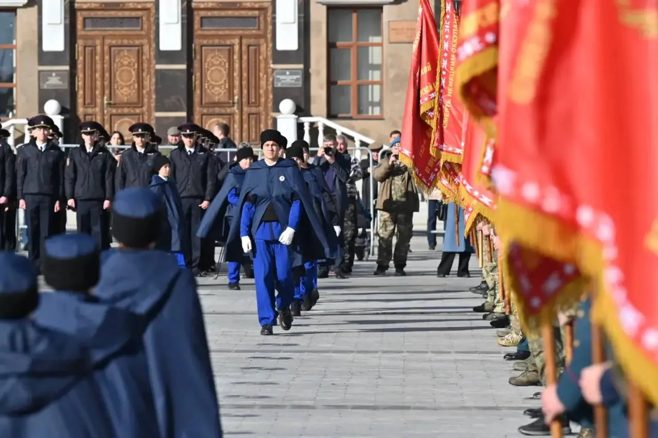 На Советской площади Уфы состоялось знаковое событие: 559 школьников приняли присягу и ...