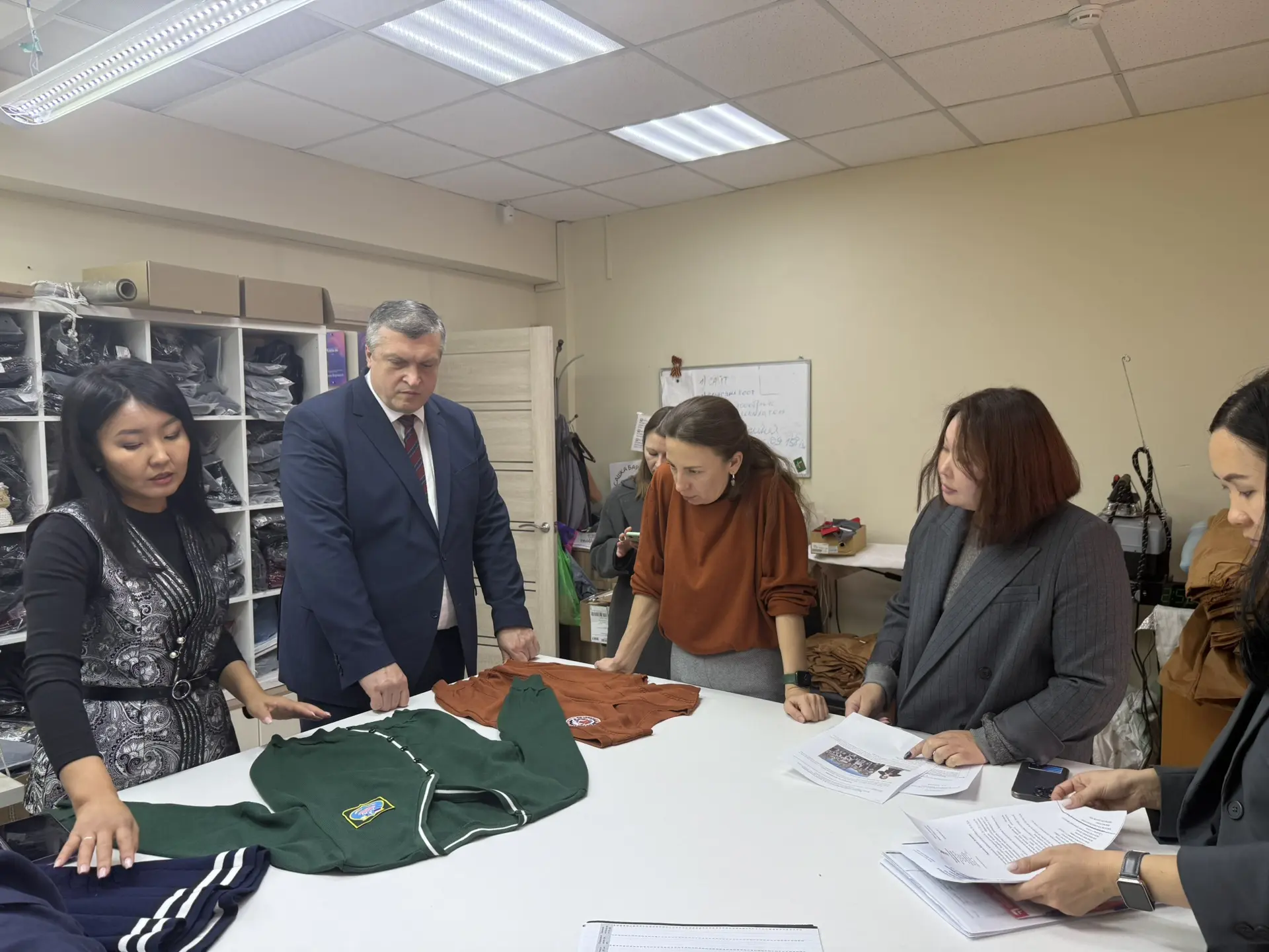 Свою школьную форму показывает сегодня также и Эржена Хан ( Руно)