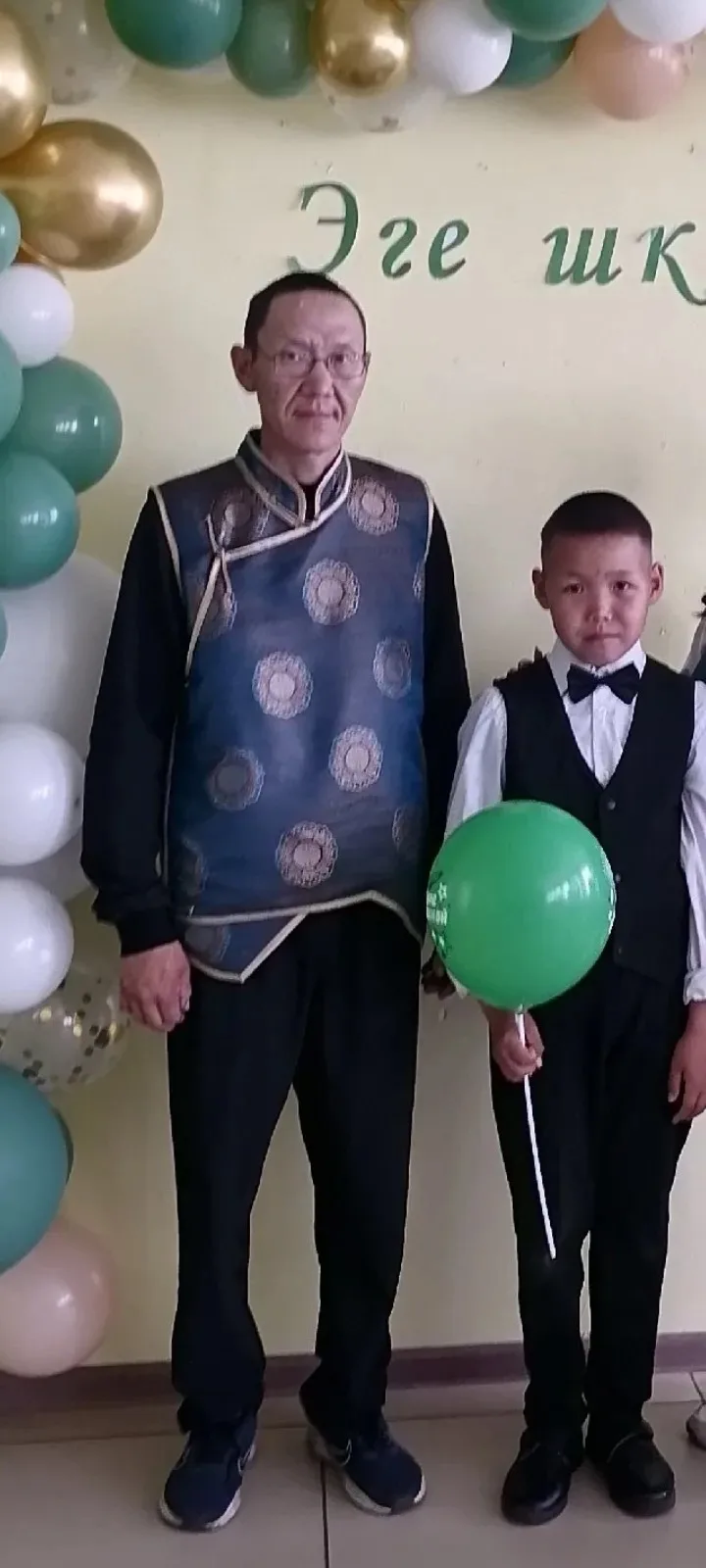 🎉 Наши семиклассники в фоточеллендже ко Дню отца! 🎉Папа — это не просто слово. Это че...