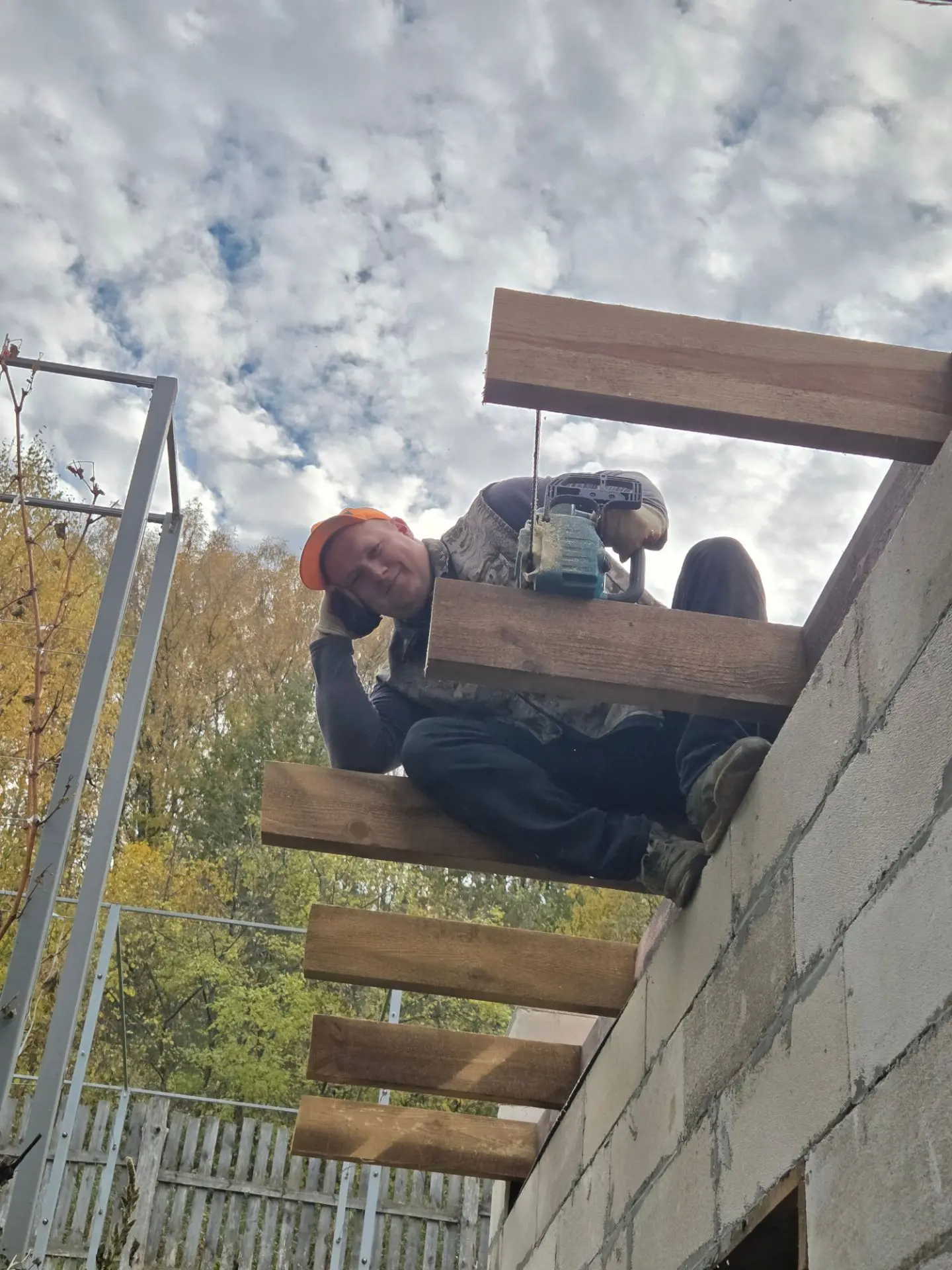 Пока идёшь домой главное наверх поглядывать, чтобы ничего на голову не упало 😀