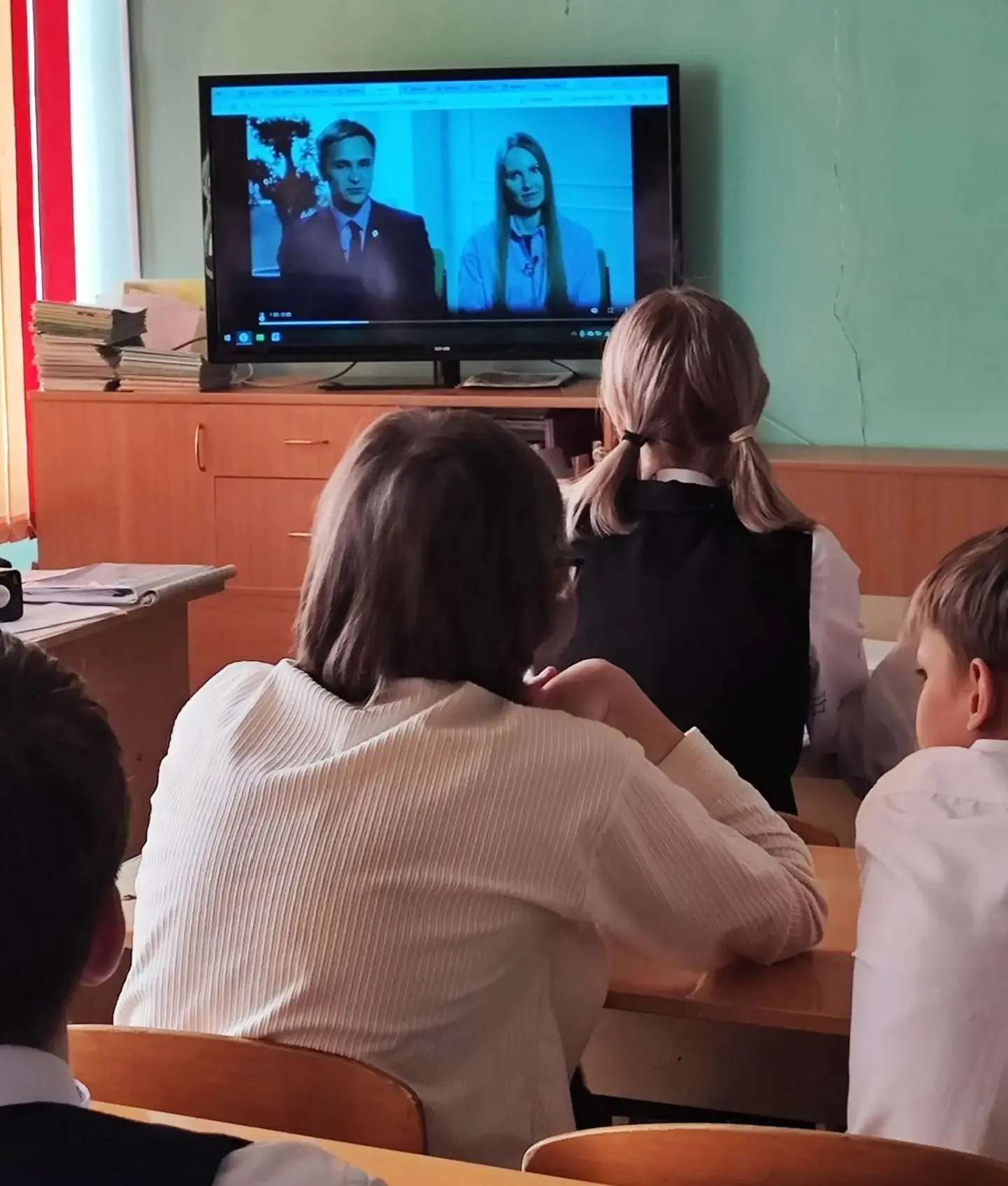 Каждый понедельник в лицее начинается одинаково: торжественная линейка, гимн, установка...