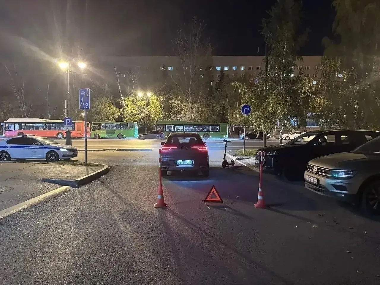 В Тюмени две школьницы на электросамокате столкнулись с автомобилем
