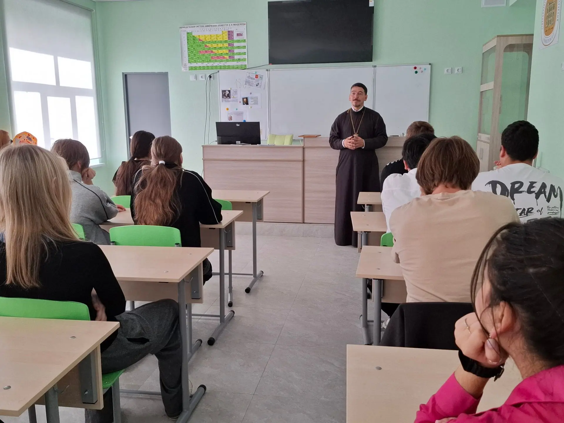 ✨14 октября 2026 года в МБОУ "СОШ 16" прошла встреча настоятеля храма с учащимися 9-х к...